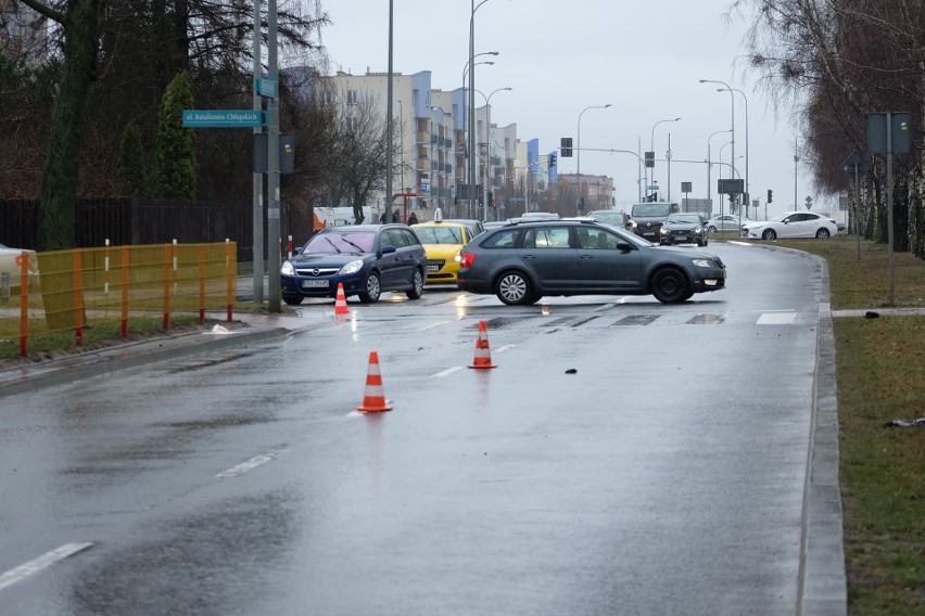 Wypadek na przejściu dla pieszych przez ul. Popiełuszki w...