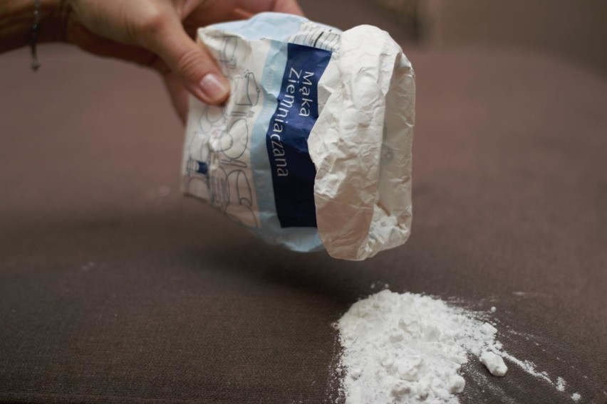 Mąka ziemniaczana pomoże w usunięciu tłustych plam z tkanin....