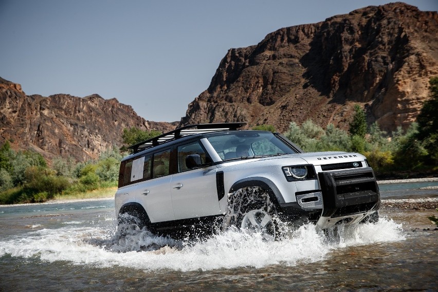 Land Rover Defender jest oferowany w dwóch wersjach...