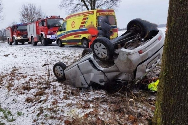 Na drodze powiatowej w miejscowości Jasieniec w gminie Pilica policjant z nieznanych przyczyn utracił panowanie nad pojazdem i zjechał na pobocze, gdzie uderzył w drzewo i dachował.
