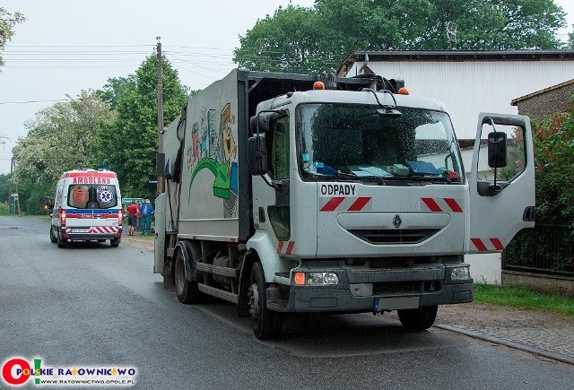Kolizja z udziałem śmieciarki w Bąkowie
