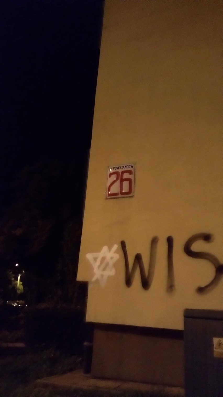 Kraków. Swastyki na bloku. Sprawą zajmuje się policja i prokuratura