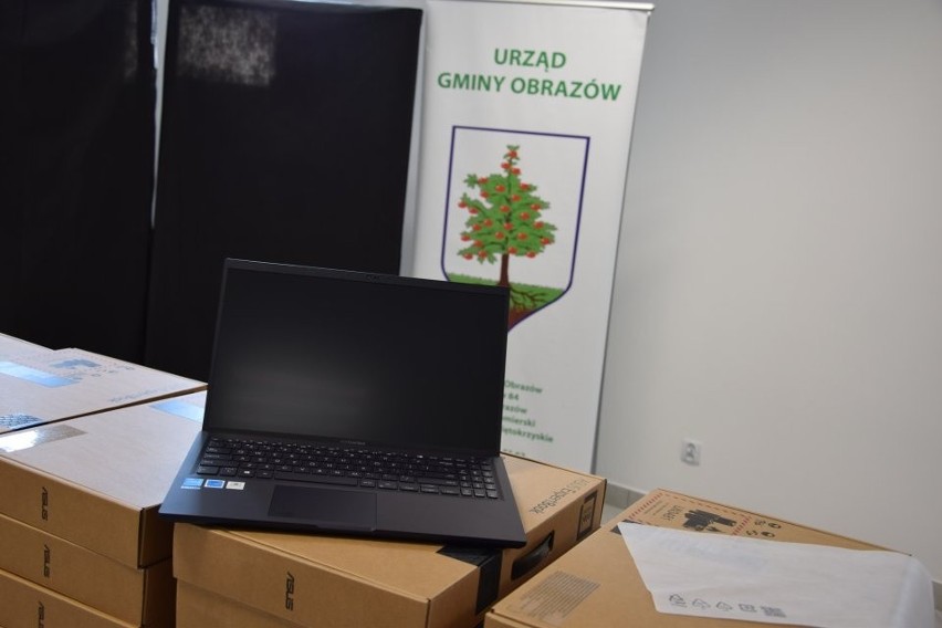 W gminie Obrazów przekazano laptopy dla dzieci i wnuków byłych pracowników Państwowego Gospodarstwa Rolnego