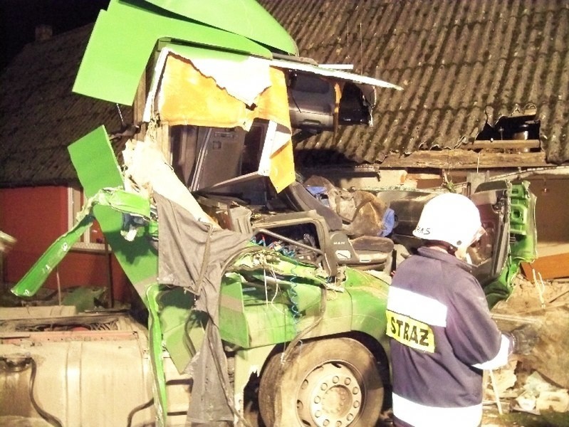 Wypadek w Baczysławiu. Ciężarówka wjechała w dom
