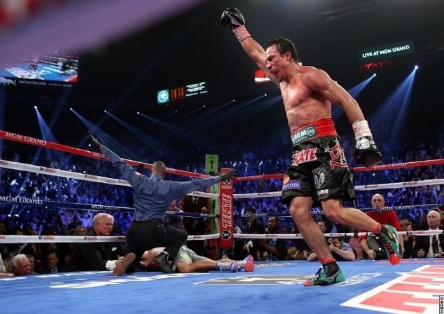 Juan Manuel Marquez triumfuje, a Manny Pacquiao ciężko znokautowany. Niewielu kibiców boksu spodziewało się takiego rozstrzygnięcia.