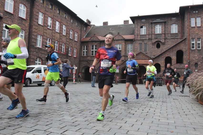 Biegacze Silesia Marathonu na Nikiszowcu. Trasa Silesia...