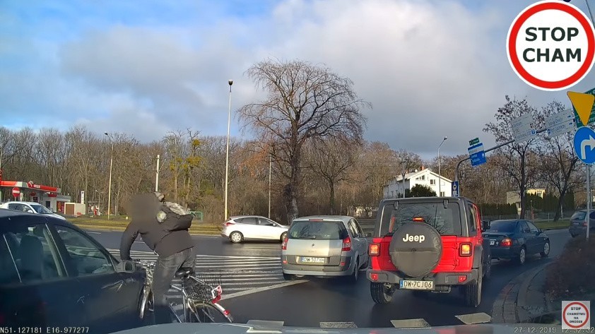 Zajechał drogę rowerzyście i spowodował kolizję. Potem miał... pretensje [FILM]