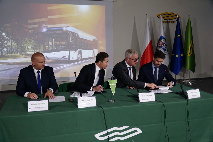 Podczas podpisania umowy na zakup 12-metrowych autobusów,...