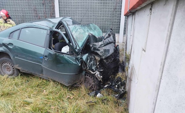 Na drodze ekspresowej numer 7 w Skarżysku samochód uderzył w beton, zginął człowiek.