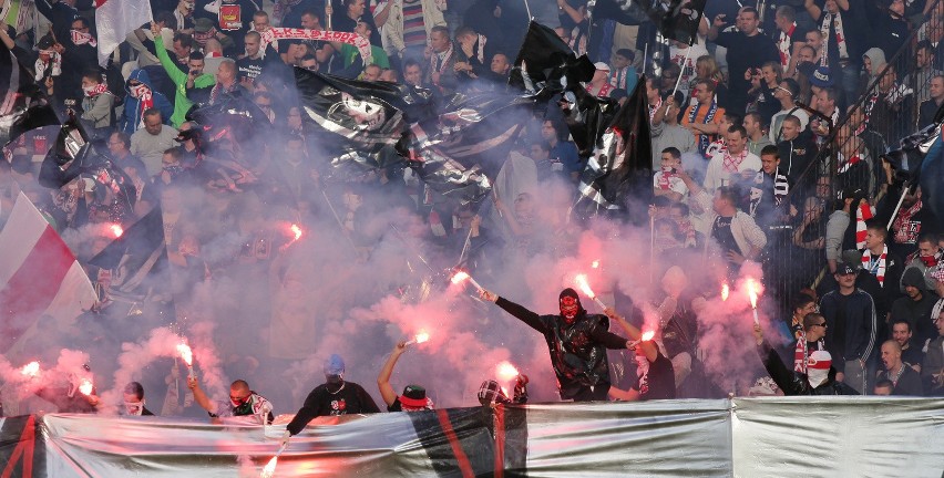 Policja chce zamknąć stadion ŁKS za race i sektorówkę [ZDJĘCIA]