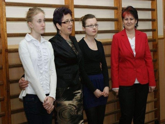 Laureatki konkursu samorządowego: Paulina i Martyna w towarzystwie Barbary Morawskiej, dyrektor Zespołu Szkół w Mycielewie (w środku) i Joanny Biernackiej-Kozerewicz