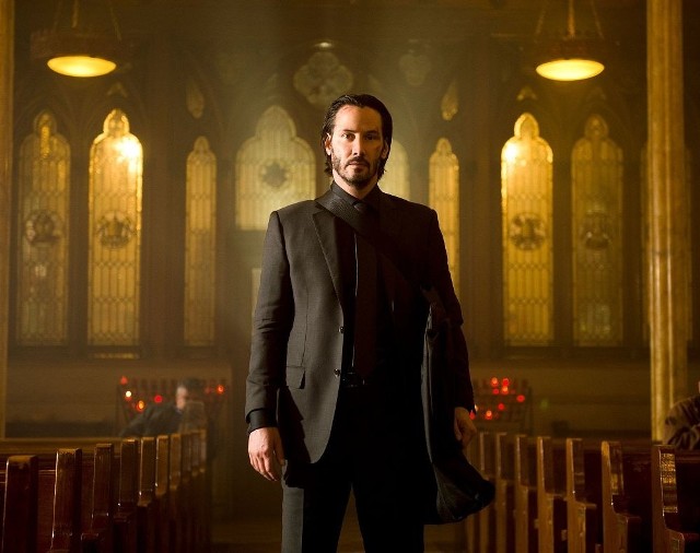 "John Wick"John Wick był najlepszym płatnym zabójcą w USA, w pojedynkę zlikwidował wszystkich konkurentów gangstera Viggo Tarasova. Wick wycofał się z branży dla żony, lecz po jej śmierci musi wrócić do dawnego zajęcia, gdy syn Tarasova, Iosef, odbiera mu ostatnią pamiątkę po ukochanej. Na wieść o tym, co zrobił arogancki młodzieniec, przestępcy, na czele z Tarasovem, zamierają w przerażeniu. Rosyjski mafioso próbuje zapobiec zemście. Wyznacza nagrodę za głowę Wicka.Emisja: TV Puls, godz. 20:00