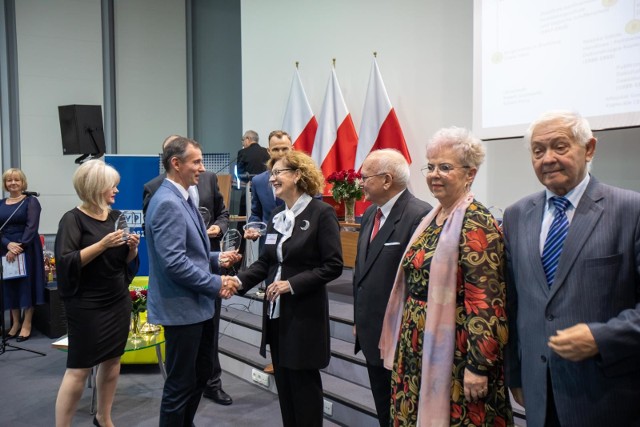 Kujawsko-Pomorskie Centrum Edukacji Nauczycieli w Bydgoszczy świętuje jubileusz 30-lecia istnienia. Z tej okazji dziś (22 października) w Kujawsko-Pomorskim Urzędzie Wojewódzkim odbyła się wielka gala.Uroczystość uświetnił m.in., występ chóru Zespołu Szkół Muzycznych w Bydgoszczy. Odbyła się też projekcja krótkich filmów: "KPCEN w oczach środowiska edukacyjnego" oraz "Miejsce i ludzie – tu i teraz". Nie zabrakło statuetek i podziękowań. Po zakończeniu gali w budynku KPCEN nastąpiło z kolei otwarcie wystawy obrazów Tadeusza Tarkowskiego.Kujawsko-Pomorskie Centrum Edukacji Nauczycieli w Bydgoszczy jest największą z trzech w regionie placówek oświatowych podlegających samorządowi województwa kujawsko-pomorskiego, które doskonalą zawodowo nauczycieli i pedagogów, wspierając proces kształcenia i wychowywania młodych pokoleń na wszystkich poziomach edukacji. W ofercie posiada warsztaty i seminaria dla pracowników oświaty i rad pedagogicznych, prowadzi m.in. kursy językowe, kwalifikacyjne, wspierające awans zawodowy i doskonalące warsztat pracy nauczyciela (pełna oferta).Rocznie placówka obejmuje doskonaleniem zawodowym około 10 tys. nauczycieli. W roku szkolnym 2018/2019 przeszkolono 9692 nauczycieli oraz zorganizowano 451 różnych form doskonalenia zawodowego, w tym m.in.: 225 warsztatów, 86 szkoleń zespołów nauczycielskich, 66 konferencji, 8 kursów doskonalących, 4 seminaria, 2 kursy kwalifikacyjne, 15 sieci współpracy i samokształcenia.Poza tym instytucja uczestniczyła w realizacji 22 programów miejskich, ogólnopolskich i międzynarodowych, np. „Przyjaciele Zippiego”, „Dzieci myślą, działają i mówią, czyli Bydgoski Bąbel Matematyczny”, „Leśna skrzynia skarbów”, „Młodzieżowe Miniprzedsiębiorstwo”, „Ekonomia na co dzień”, „Zarządzanie firmą”. Nauczyciele konsultanci organizowali, współorganizowali lub byli członkami jury w 44 konkursach. Opracowali 24 artykuły i 3 publikacje zwarte.