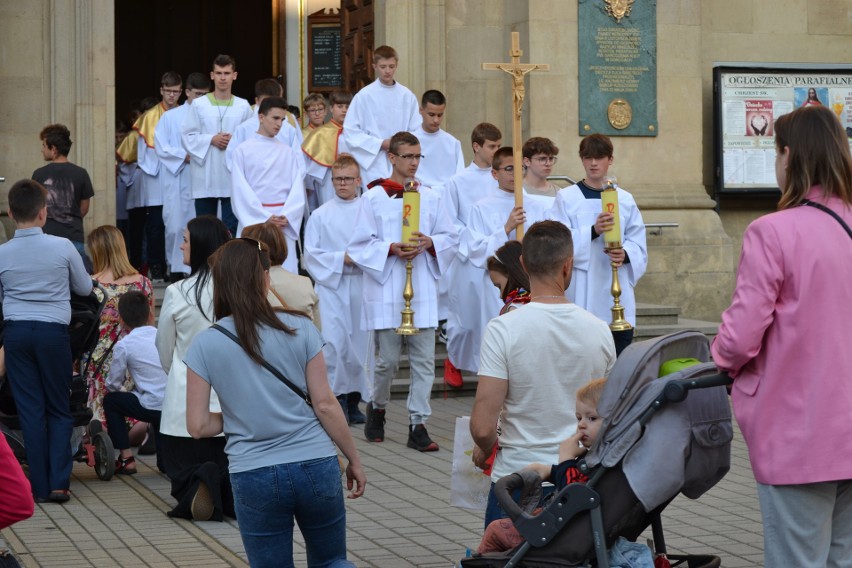 Po mszy świętej wierni wyszli na procesję wokół świątyni