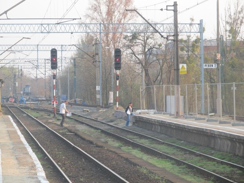 Wrocław-Mikołajów: Tunel zamknięty, więc ludzie biegają przez tory (ZDJĘCIA)