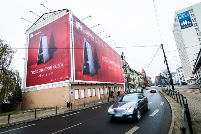 Tak wielka reklama pojawiła się nielegalnie na początku listopada na kamienicy przy Jagiellońskiej 12 a w Bydgoszczy.