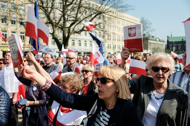 Manifestacja KOD w Poznaniu: Rząd chce zrobić z naszych dzieci matoły