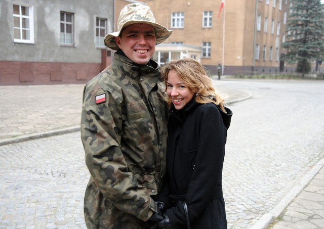 Szczęśliwa pani Alicja. Obok jej mąż szeregowiec Robert Grzeliński, który uczestniczył już w dwóch misjach.