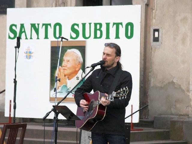 Na estradzie przed klasztorem śpiewa Piotr Kędziora ze Starachowickiego Centrum Kultury