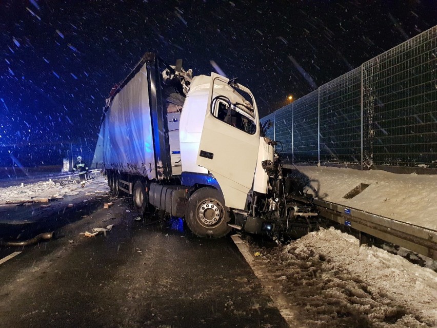 Jeden kierowca zginął w zderzeniu dwóch ciężarówek na trasie...