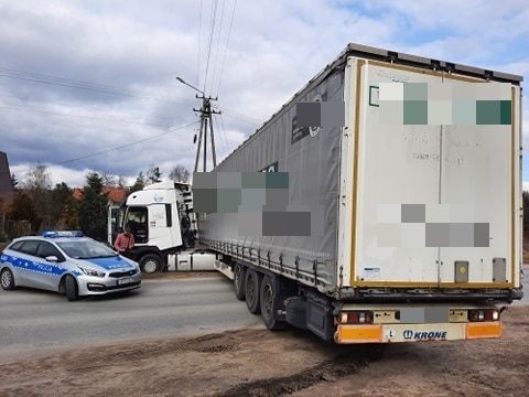 Uwaga kierowcy! Utrudnienia na trasie Ostrowiec - Kunów. Samochód ciężarowy tarasuje drogę [ZDJĘCIA]