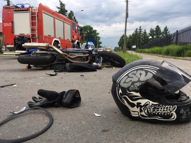 Do zdarzenia doszło w środę na ul. Gorliczyńskiej w Przeworsku. Kierujący motocyklem, 21-letni mieszkaniec gminy Tryńcza, wykonywał manewr wyprzedzania. W jego trakcie uderzył w bok citroen, który skręcał w lewo. Samochodem kierował 64-letni mieszkaniec Jarosławia. W trakcie sprawdzania w policyjnych systemach okazało się, że 21-latek nie posiadał uprawnień do kierowania motocyklami.W wyniku zdarzenie obrażeń doznał kierujący jednośladem. Został on przewieziony do przeworskiego szpitala. Policjanci ustalają teraz szczegółowe okoliczności zdarzenia.