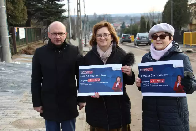 Podczas wizyty w Suchedniowie posłanka Agata Wojtyszek (na zdjęciu w towarzystwie Marii Zuby i burmistrza Cezarego Błacha) poinformowała o przyznaniu dotacji na przebudowę kolejnej ulicy.