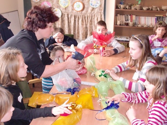 Zajęcia w Gliszczu. Jak w atrakcyjny sposób pakować prezenty uczy dzieci Barbara Hipnarowicz, dyrektor Gminnego Ośrodka Kultury w Dobrczu.