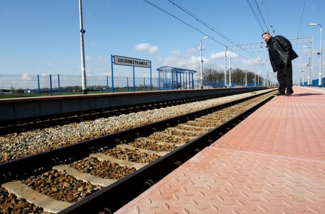 PKP Polskie Linie Kolejowe S.A. informują, że pociągi na trasie Wrocław-Legnica nie jeżdżą. Na odcinku między stacjami Szczedrzykowice, a Legnica w nocy z 23 na 24 lutego doszło do próby kradzieży sieci trakcyjnej. Pasażerowie muszą się liczyć z potężnymi utrudnieniami i komunikacją zastępczą.