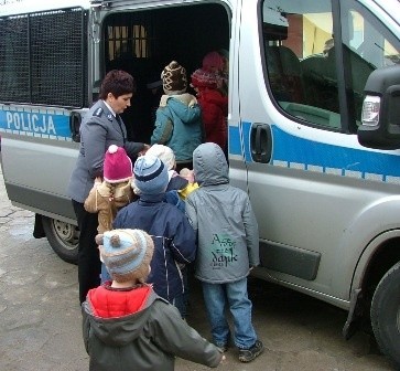 Dzieci z radością zwiedzały wnętrze policyjnego busa.