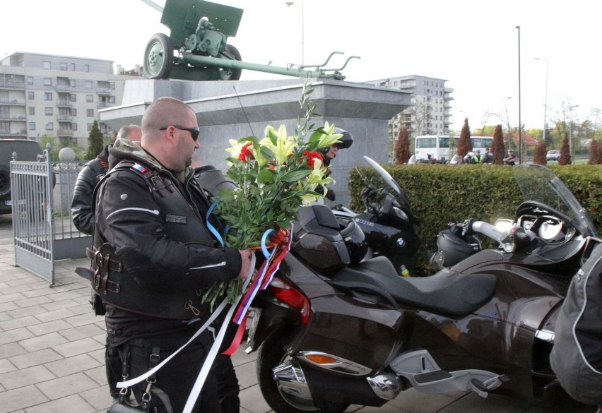 Nocne Wilki jednak we Wrocławiu. Motocykliści złożyli kwiaty na Cmentarzu Żołnierzy Radzieckich