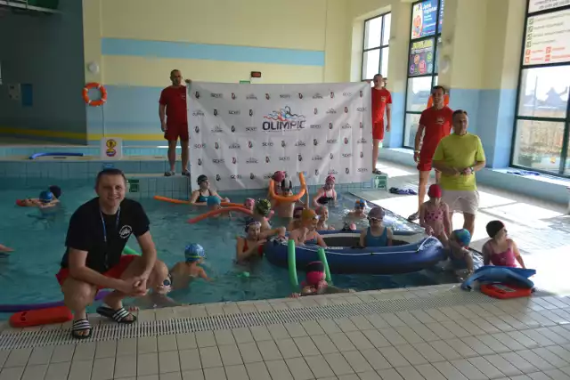 Ratownicy i instruktorzy na pływalni Olimpic w Strawczynku dbali o bezpieczeństwo i jakość nauki pływania podczas ferii.