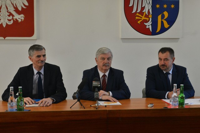 Starosta radomski Mirosław Ślifirczyk (z prawej) poinformował w czwartek o wizycie polskich gimnazjalistów z okolic Wilna.