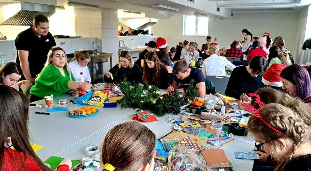 Studenci uczelni w Oświęcimiu podczas przedświątecznych warsztatów ozdabiania pierników i tworzenia kartek świątecznych