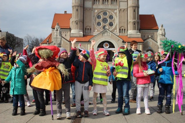 Wiosna, wiosna, wiosna, ach to ty! We wtorek, 21 marca, nadeszła kalendarzowa wiosna. Astronomiczna wiosna przypada dzień wcześniej. Nadejście nowej pory roku świętowano dziś we wszystkich polskich miejscowościach. Nie inaczej było i w Rudzie Śląskiej. Było topienie marzanny i radosne świętowanie