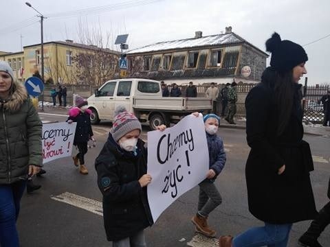 Mieszkańcy Borkowic zorganizowali protest w poniedziałek - chcą usunięcia wielu ton toksycznych odpadów z magazynów.
