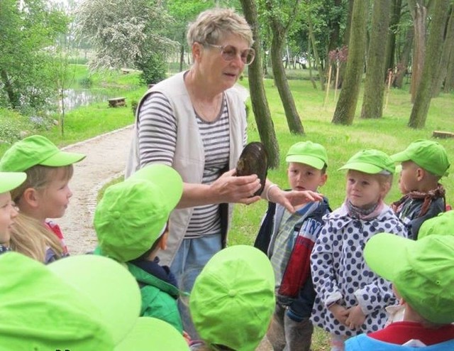 Teraz przez trzy miesiące w parku będą organizowane zajęcia przyrodniczo-artystyczne w czasie których dzieci z całego województwa poznają historię polskiej małży.