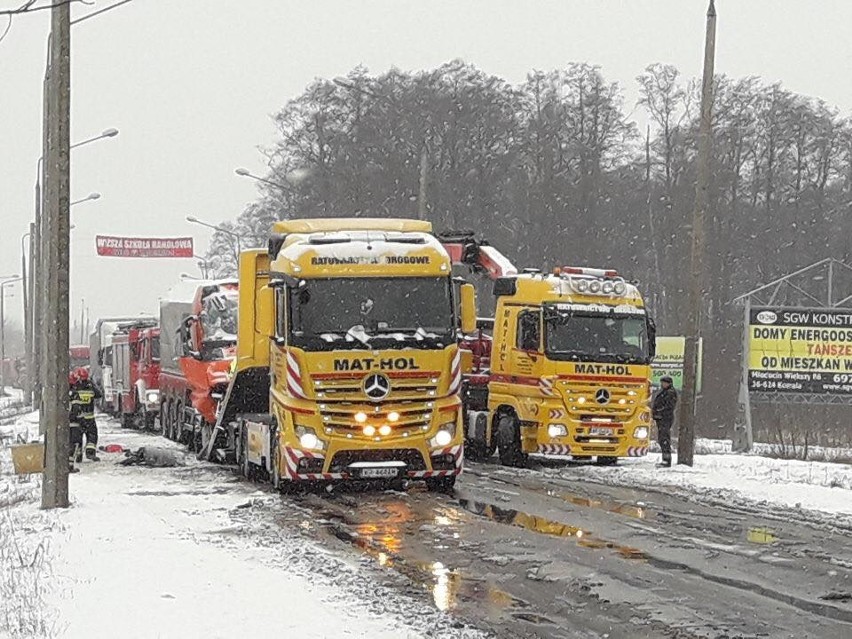 Wypadek na drodze krajowej numer 12 w Radomiu. Zderzenie dwóch TIR-ów. Ulica Zwolińskiego była zablokowana (nowe zdjęcia)