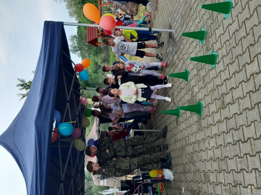 Udany piknik dla dzieci w Żurawicy, w gminie Obrazów. Były wojskowe atrakcje i słodkości. Zobacz zdjęcia