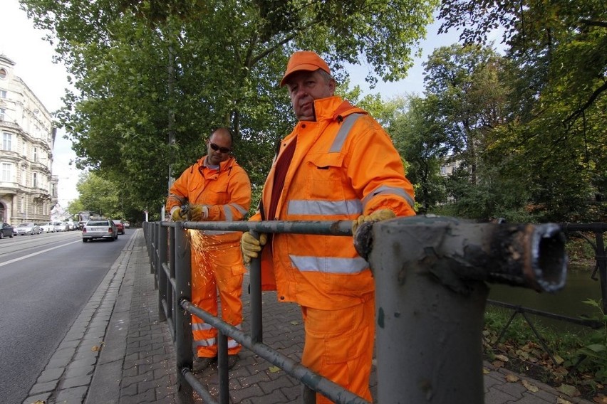 Wrocław: Na Podwalu demontują skorodowane barierki. Ale nowych nie będzie (ZDJĘCIA)