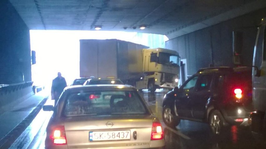 Zablokowany przejazd w tunelu w Katowicach