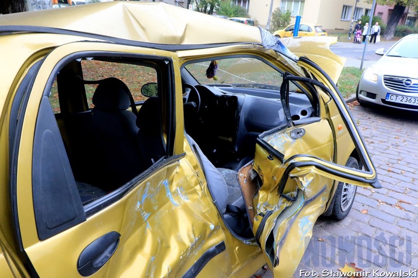 Wypadek na Szosie Bydgoskiej w Toruniu. Tramwaj zderzył się z autem