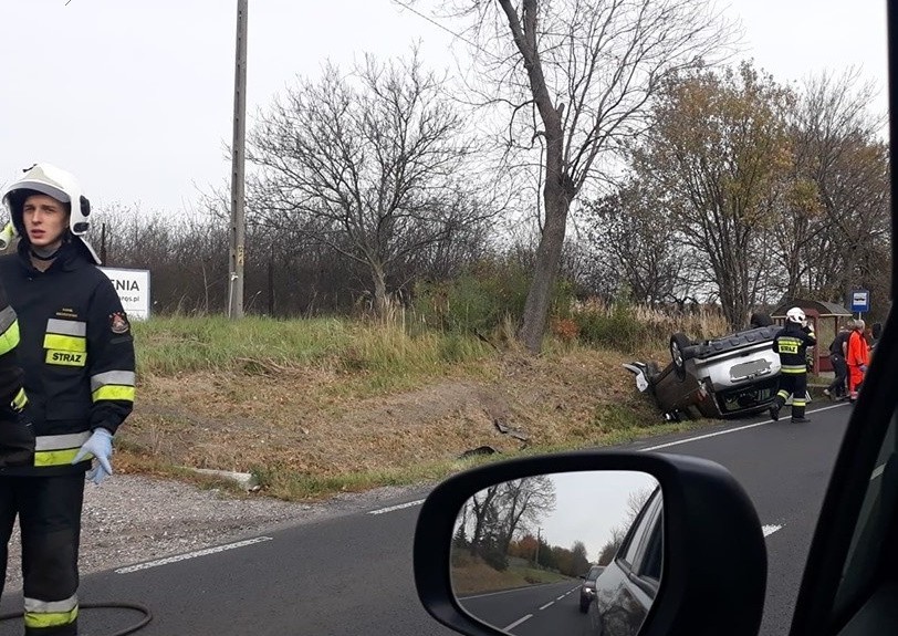 Wypadek i dachowanie na DW 790 tuż za Podzamczem w stronę...