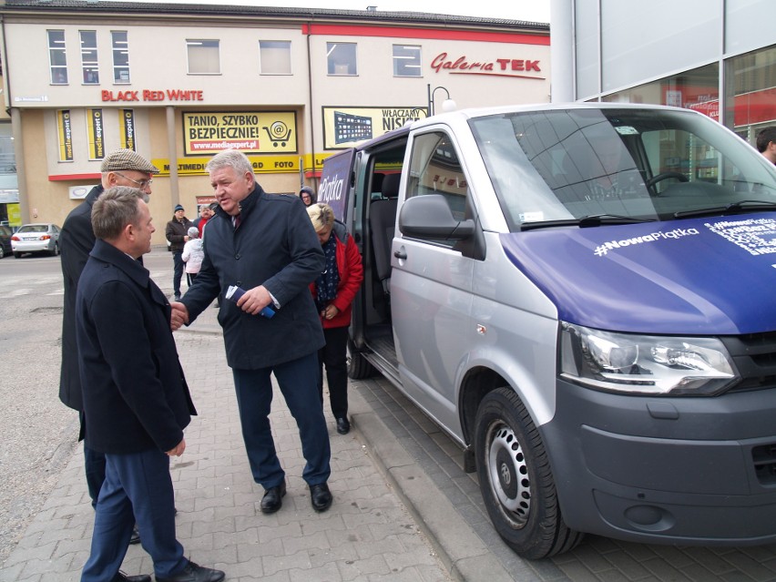 Ostrów Mazowiecka. Bus PiS odwiedził miasto. Przyjechali nim wicewojewoda Sylwester Dąbrowski i kierownik delegatury MUW Marcin Grabowski 