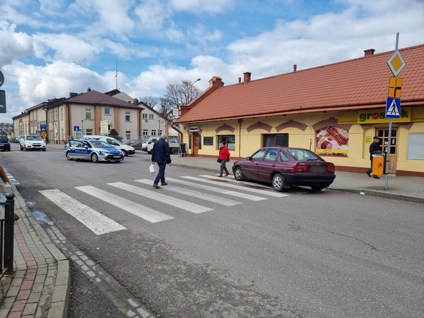 88-letni kierowca forda potrącił w Przemyślu pieszego. Policjanci zatrzymali seniorowi prawo jazdy [ZDJĘCIA]