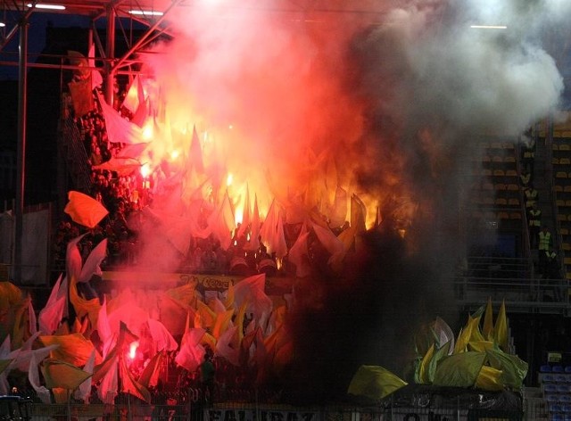 Odpalenie rac i świec dymnych przez kibiców Falubazu Zielona Góra skutkuje cofnięciem decyzji na organizację meczów na gorzowskim stadionie.