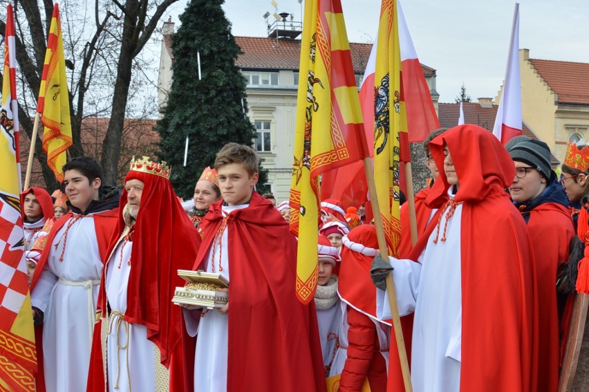 Orszak Trzech Króli 2020 Skawina. Siódmy raz na skawińskim Rynku w Święto Trzech Króli spotkały się orszaki i licznie przybyli mieszkańcy.