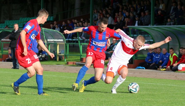 Obrońca Ruchu Zdzieszowice Daniel Nowak (z prawej) i Patryk Stefański z Polonii Bytom znów się pewnie spotkają na boisku.