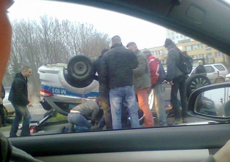 Według Internauty policja z włączonymi sygnałami świetlnymi...