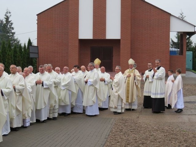 Konsekracja Kościoła Matki Bożej Fatimskiej w Brodnicy. Koncelebrowanej mszy św. przewodniczył ks. biskup ordynariusz diecezji toruńskiej Andrzej Suski. >> Najświeższe informacje z regionu, zdjęcia, wideo tylko na www.pomorska.pl 